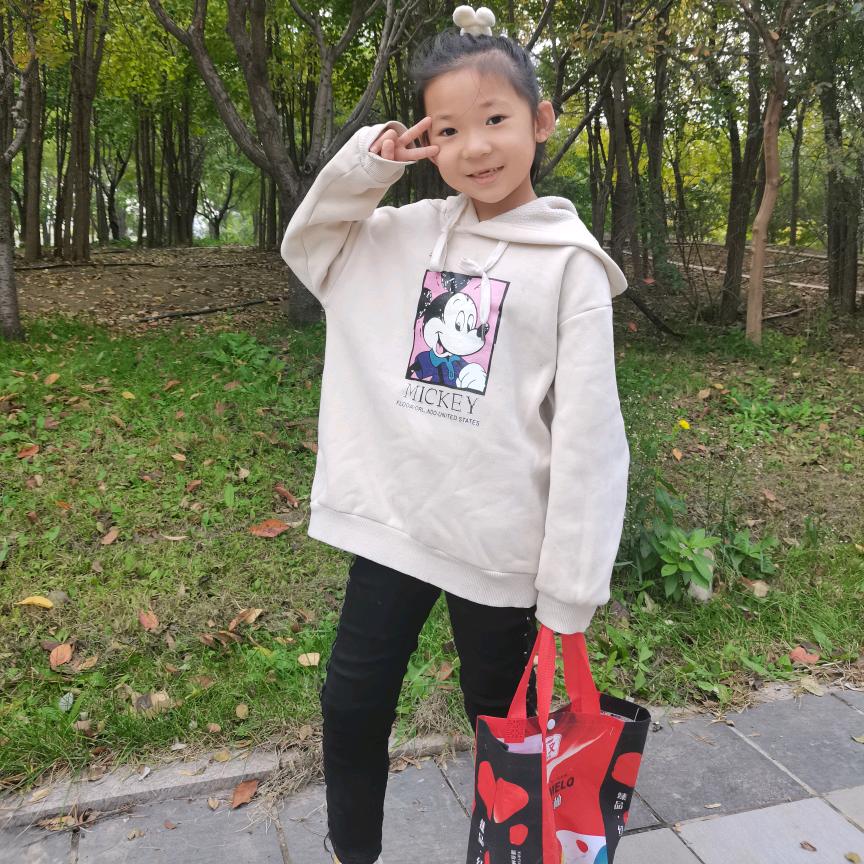 爱笑的小女孩