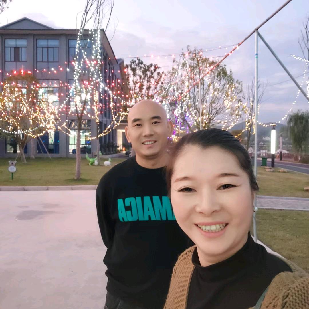 杨滩华宇家具城，杨滩狗排正对面，