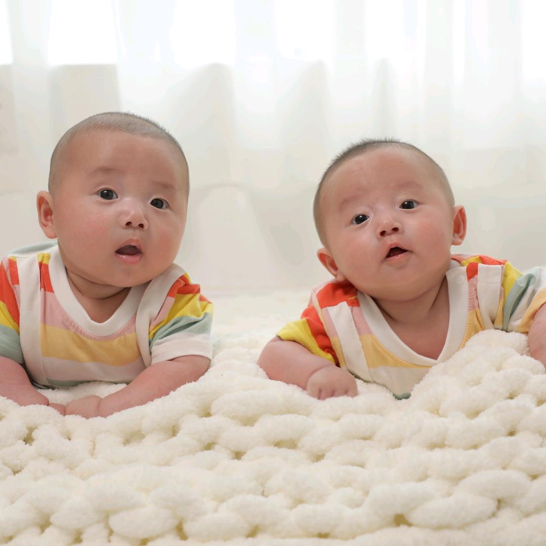 双胞胎宝宝昊昊与耀耀
