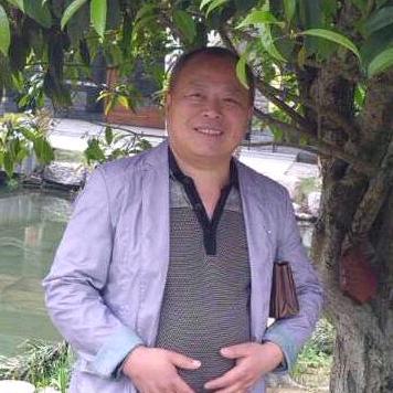 一个骑单车的鱼贩子卖蚌壳