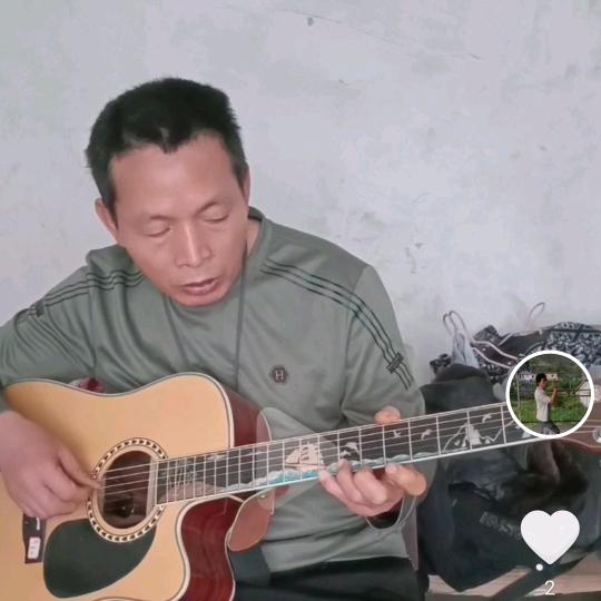 透过指尖的余光枫叶。