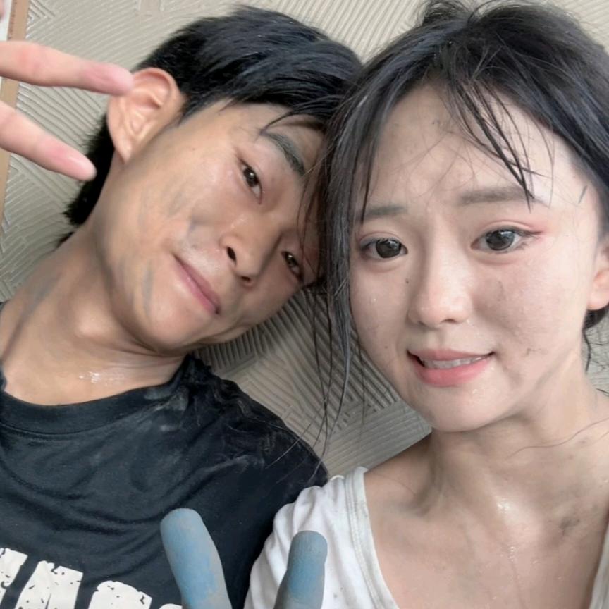 00后贴砖小夫妻
