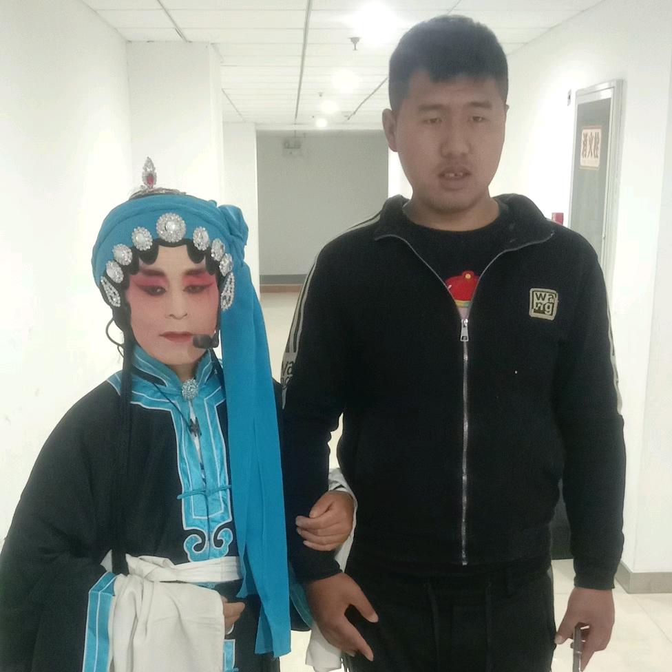 苦命养父黄明明和收留流浪儿艰难度日的时光