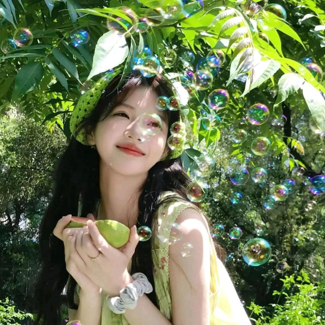 是鸢尾和山茶的美人