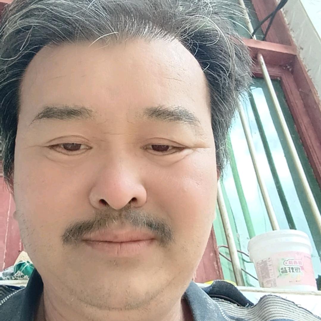 熊灿义家住大方县奢乡古镇烟杆砖业