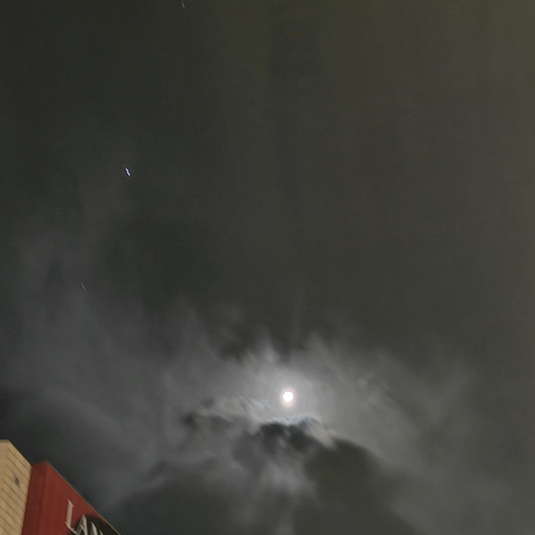 与我