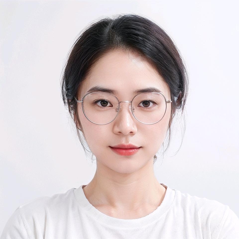 小径清幽绽蕊芳，青枝摇曳映春阳