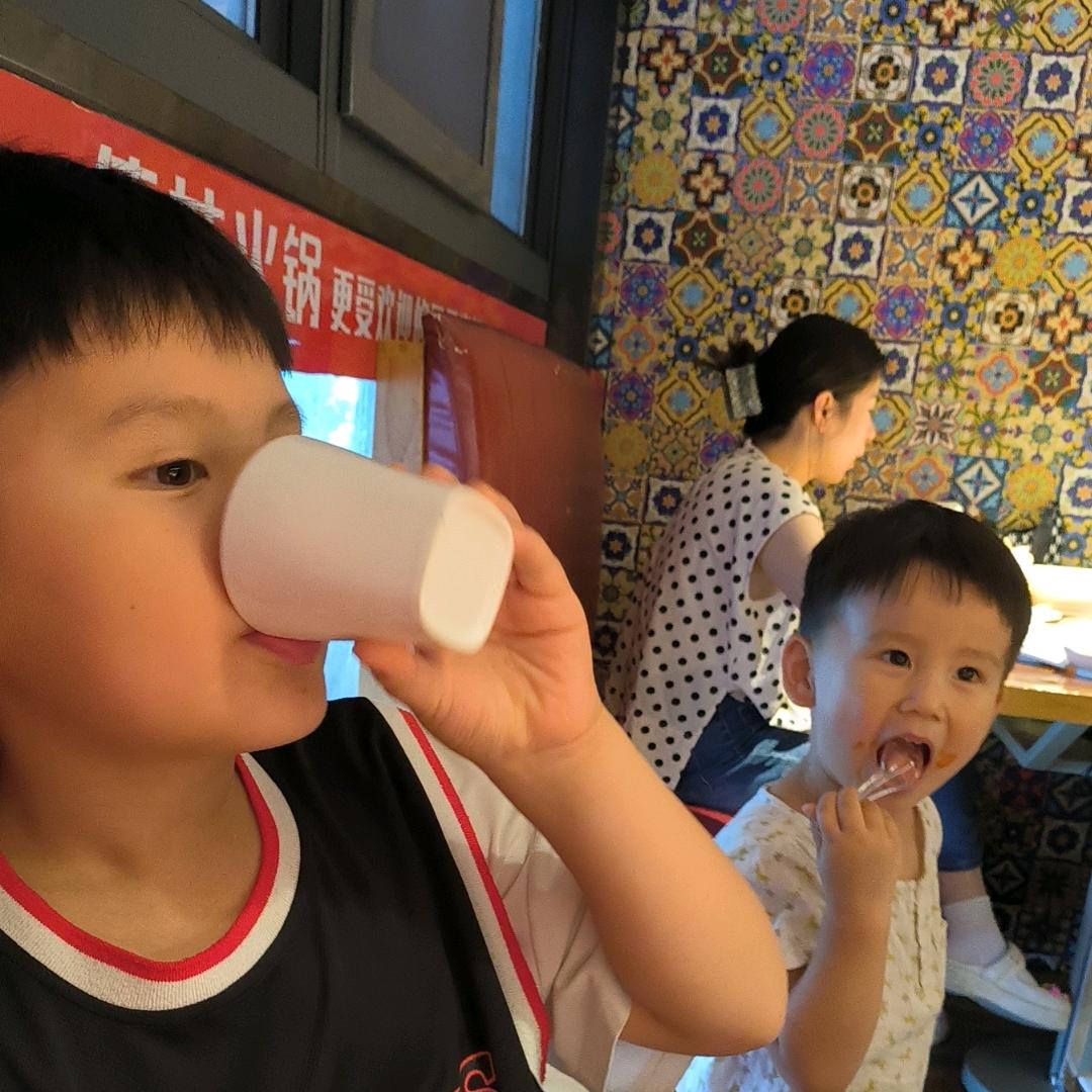 迎着太阳向着光