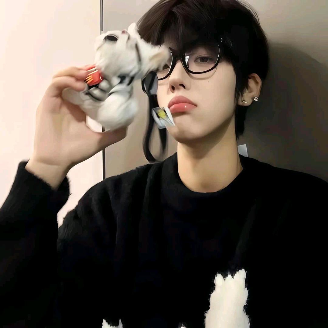 旁边那个泥巴色捂耳朵的狗