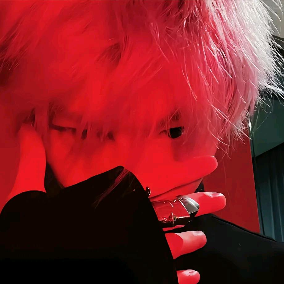 纷飞的花瓣是离别还是重生