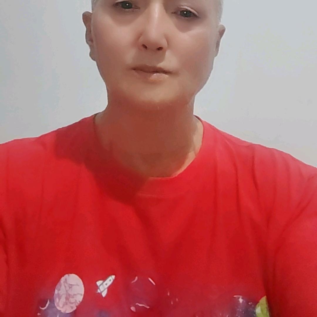 李进财是个单身快乐的男人。