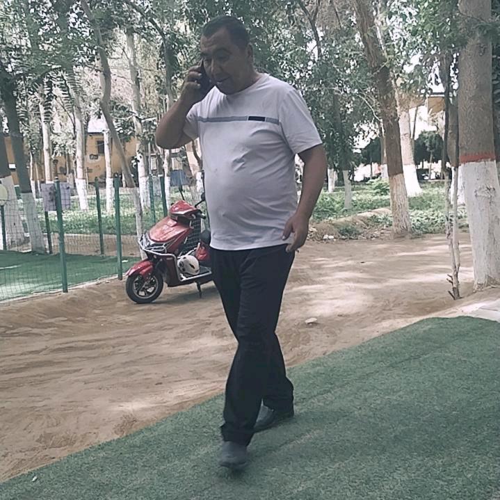 衣明江。