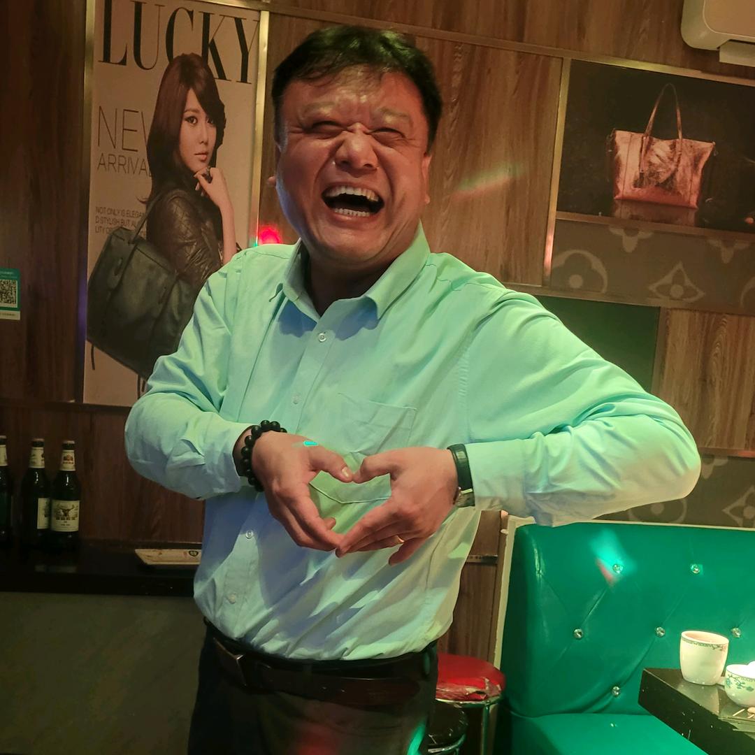 帥哥“唱聊”