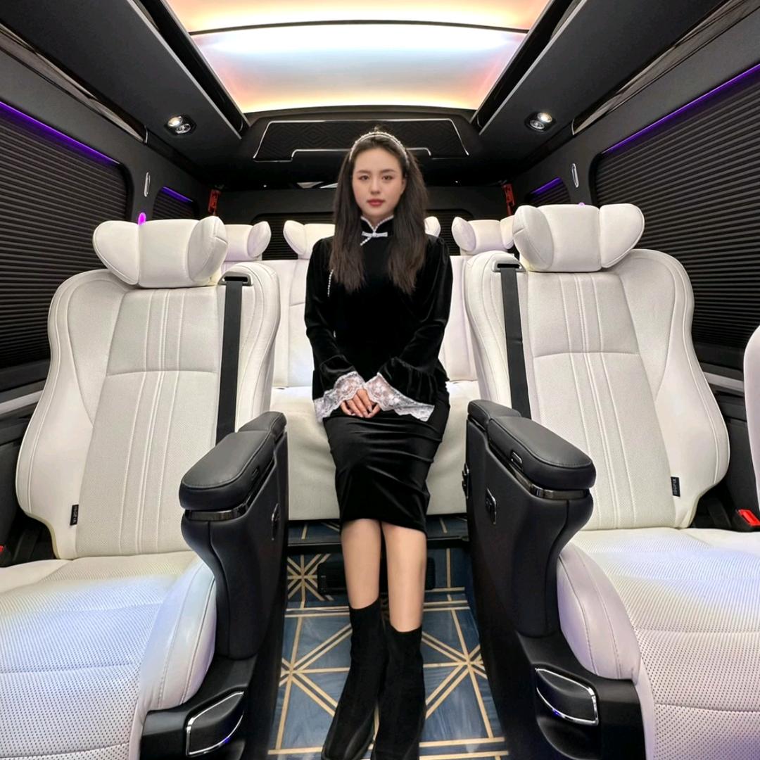 张飒-红旗国悦·考斯特