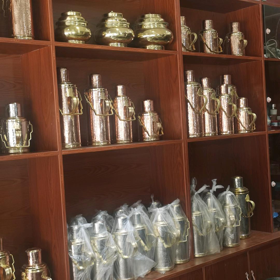 乃宇扎西吉彩金银铜器销售店。
