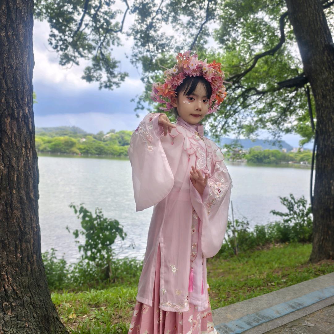 霞何奕澄姐姐樱花校园博主