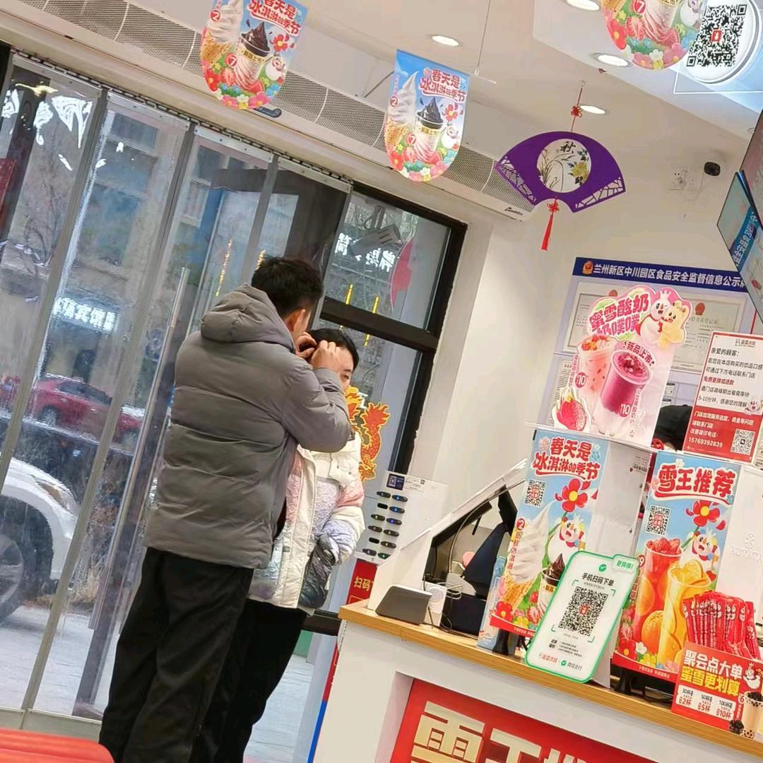 清纯帅哥在公交车被好多貌美寡妇轮流让座