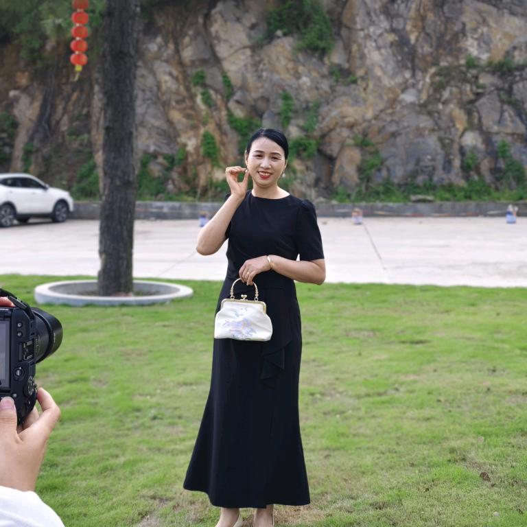 曾红梅，电脑绣花厂