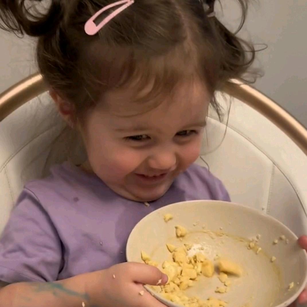 我把饼干给你吃