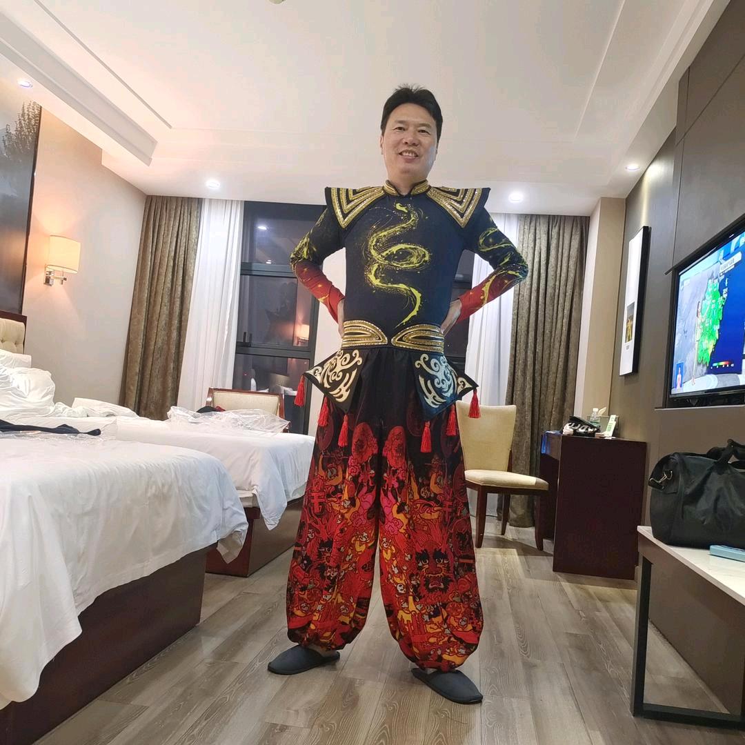 打着鼓儿唱着歌