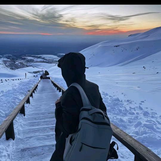 在孤儿院门口送米要家长签名