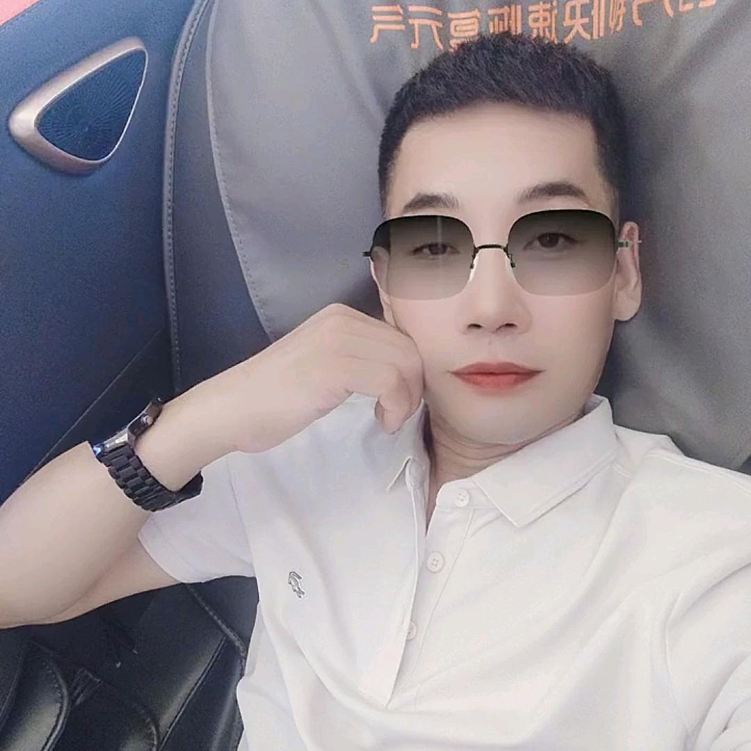 男人走四方。瓷砖大板铺贴