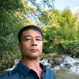 上饶沈哥沈嫂散养鸡鸭鹅。