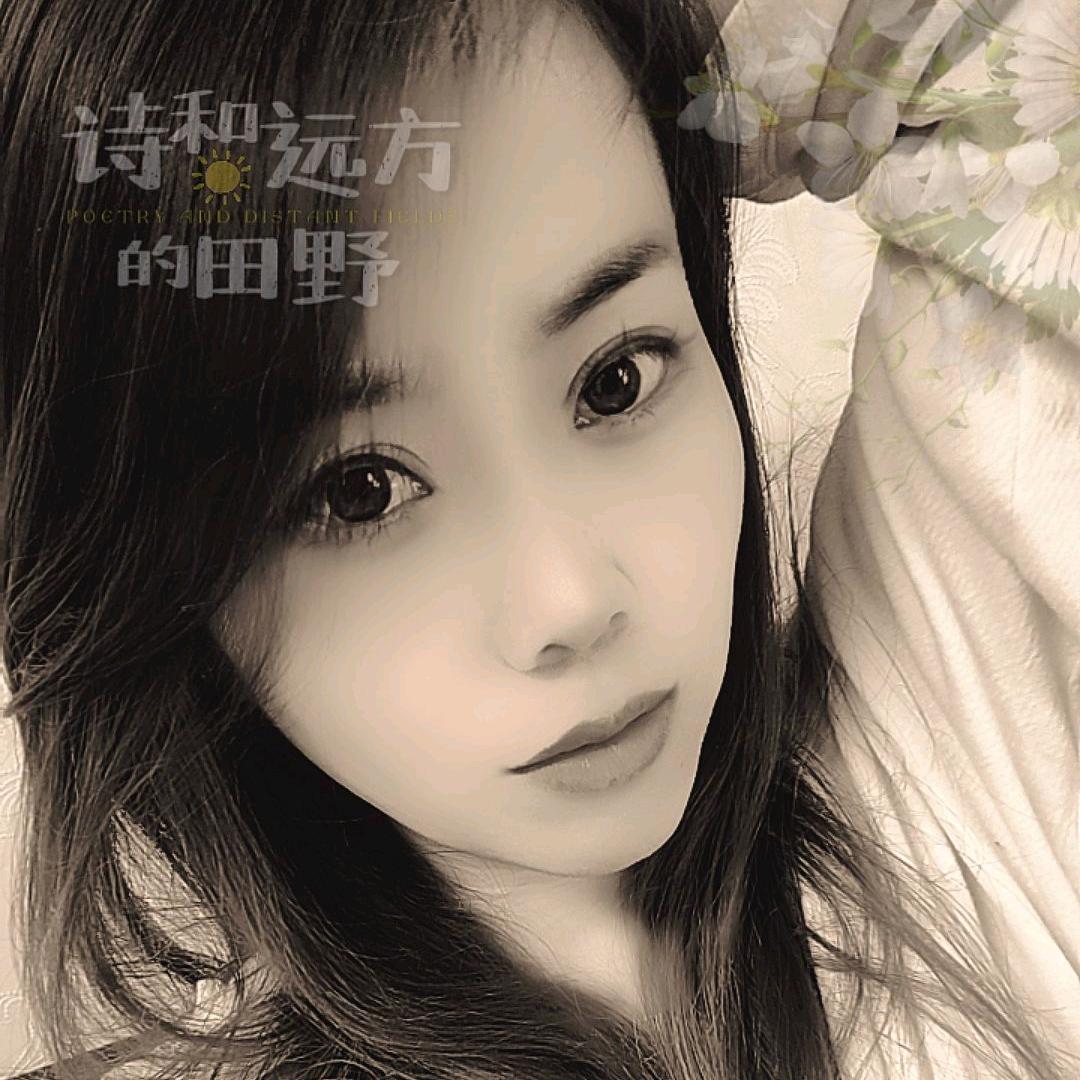 微笑掩盖不住伤痛