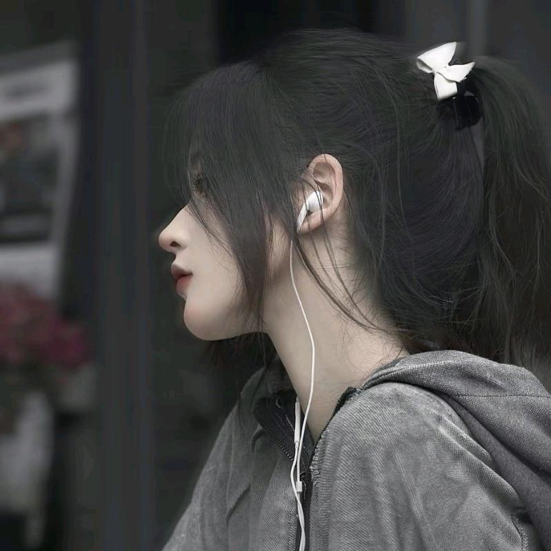 回首落梅花