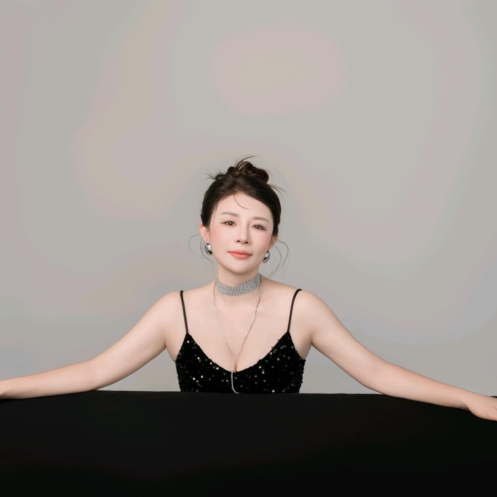 美波婷一佩誉