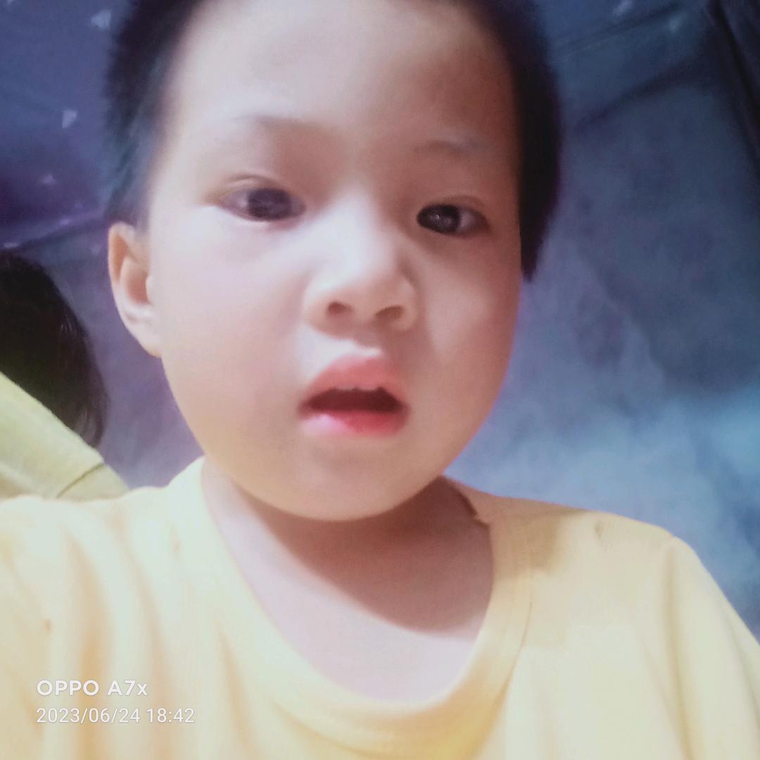 躲在角落里哭谁懂