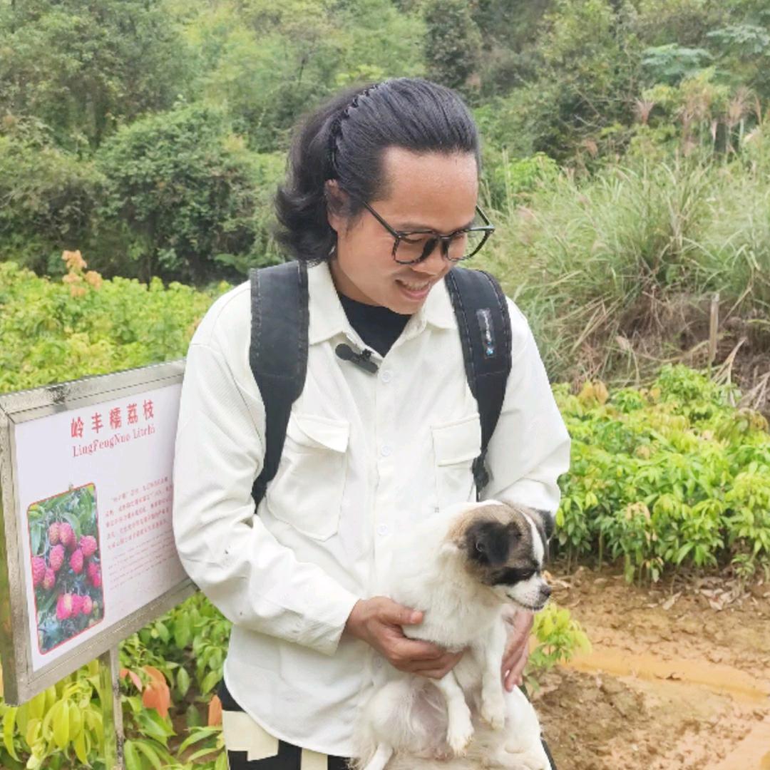 吕老师种果苗