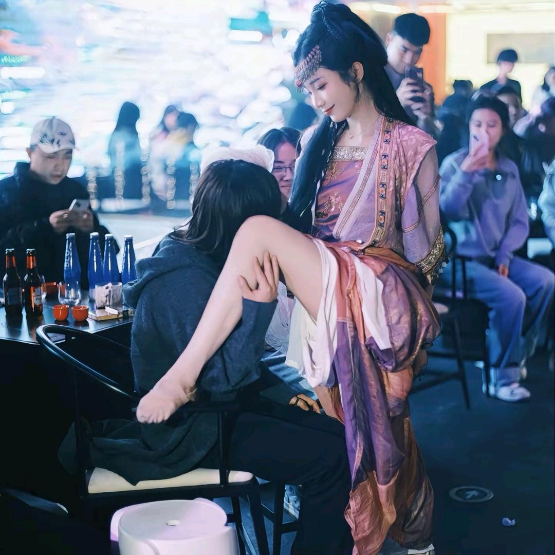 憨憨的喝多了疯疯癫癫的小郭布。