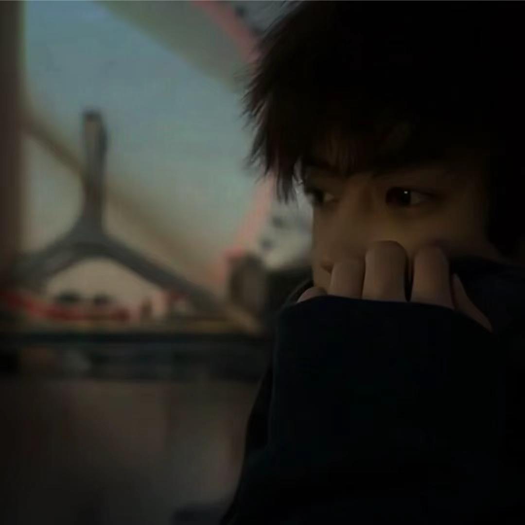 曹操背着吕布背地偷偷掀起貂蝉的小裙子.