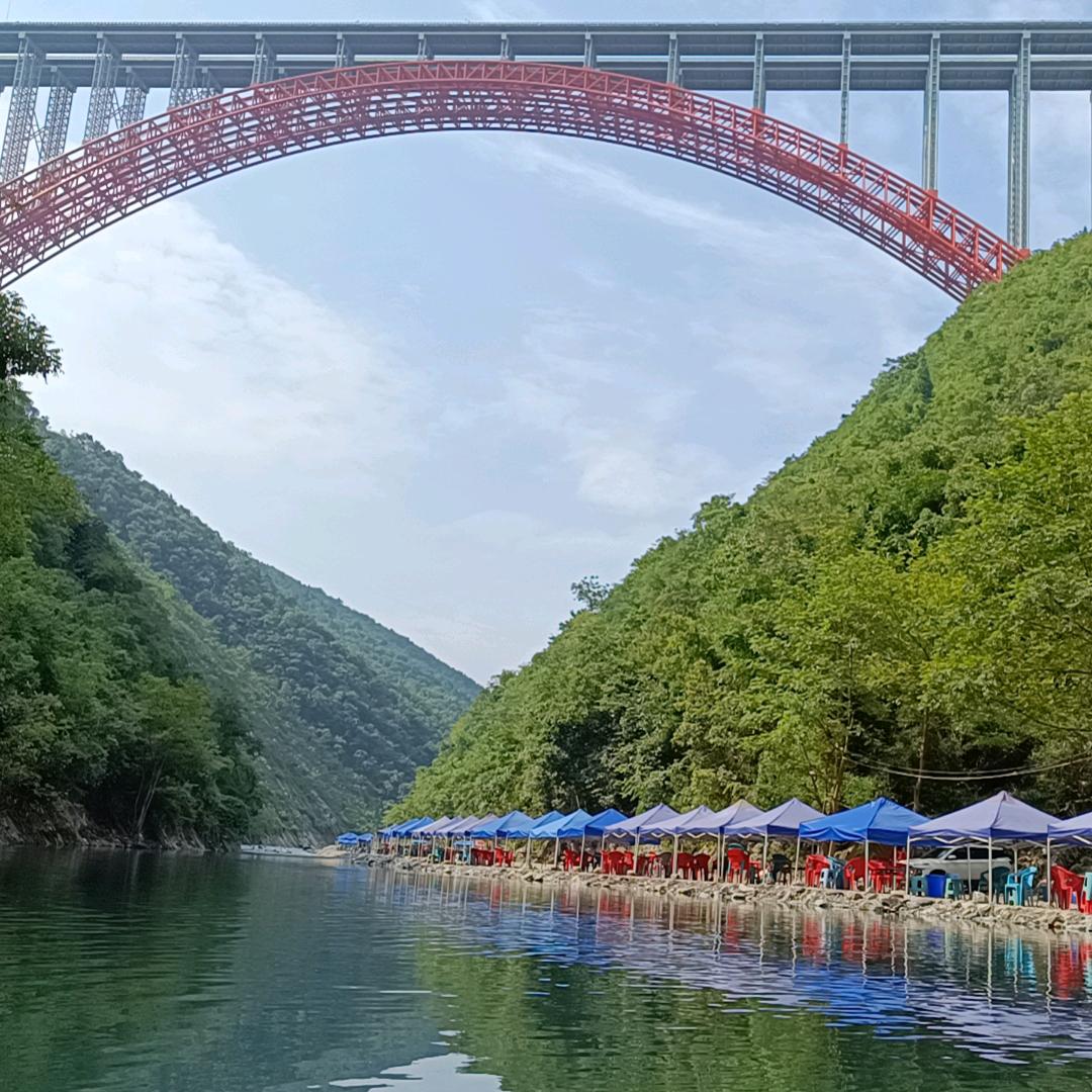 天渠河边烧烤露营基地