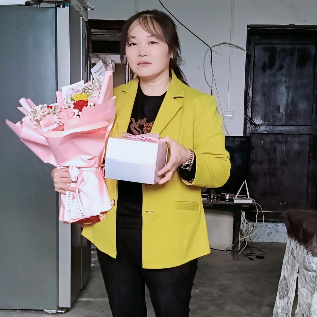 李，从新站起来。三个孩子的妈妈，