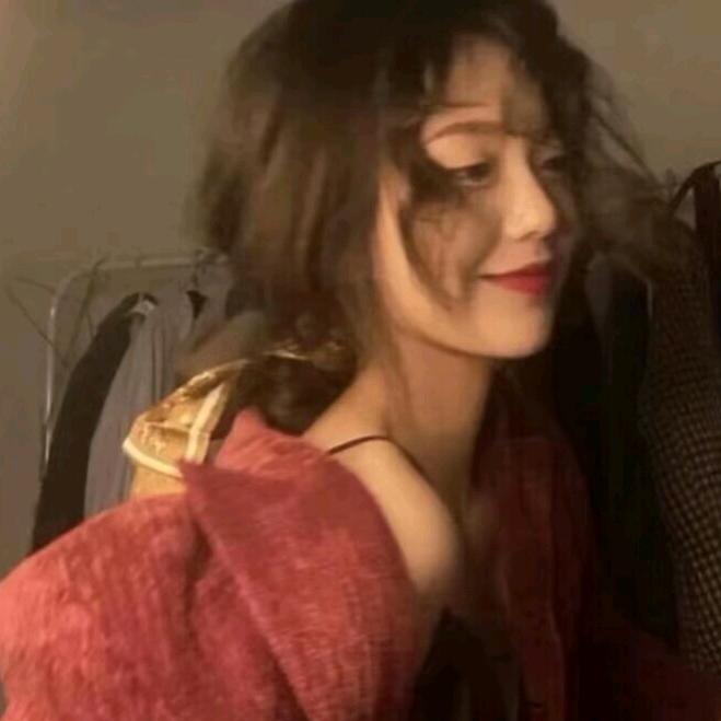 满脸痘痘的小女孩