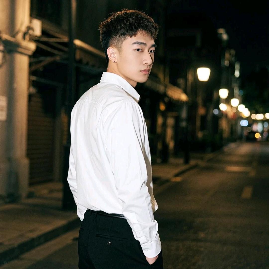 ①朝君王