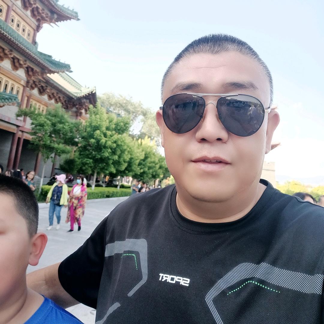 开心的狼