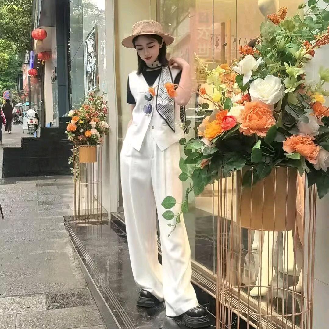 大方欧宝狮女装～小张