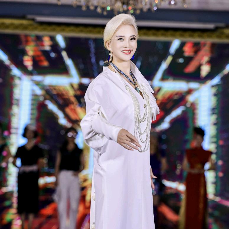 白发模女于书