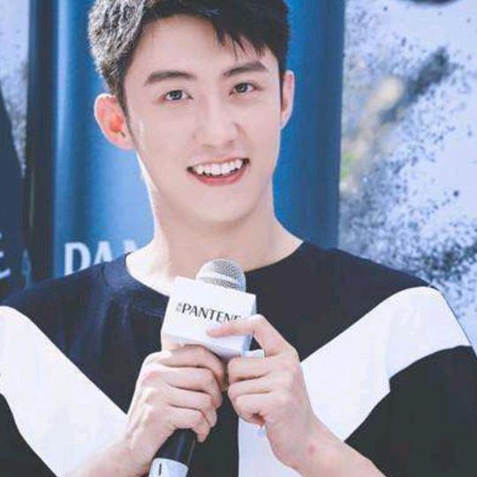 杨杨追剧和美丽风景