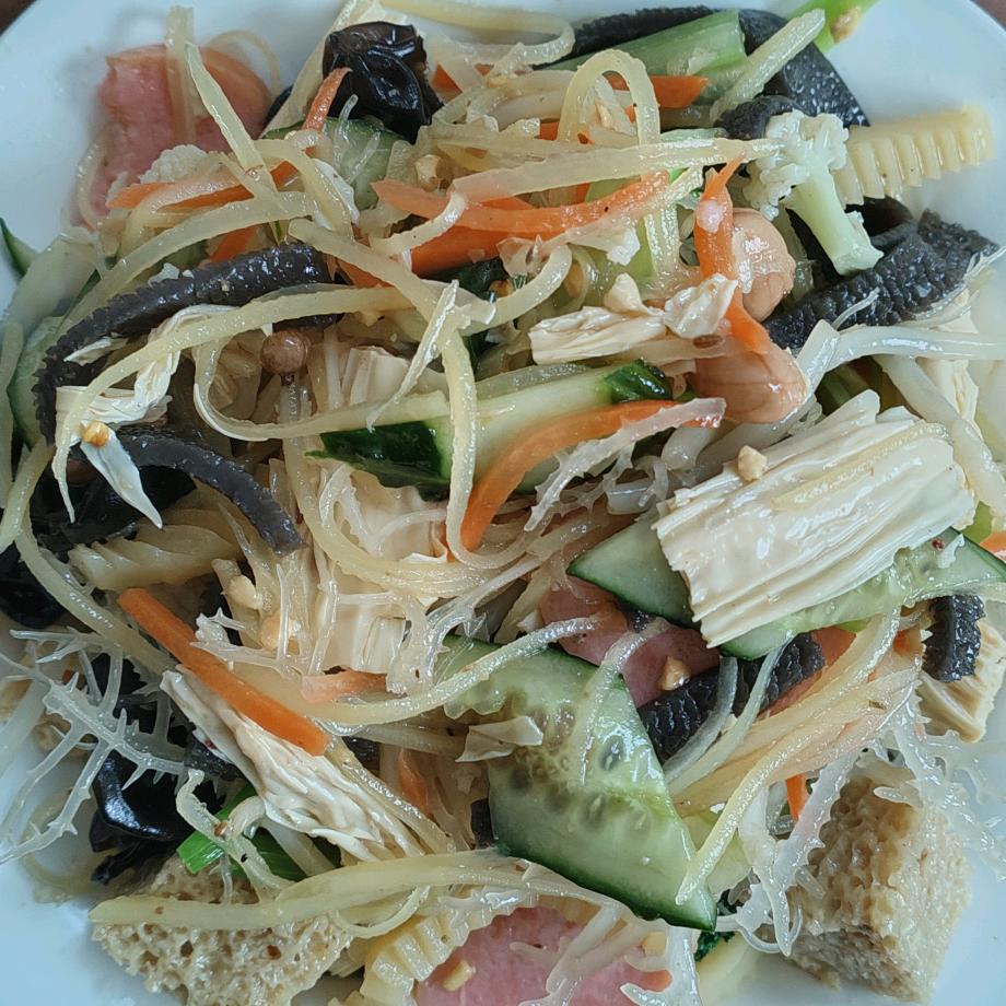 卖自选现拌凉拌菜的90后