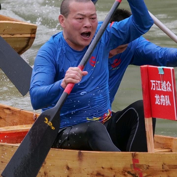一个热爱龙舟的老伙记