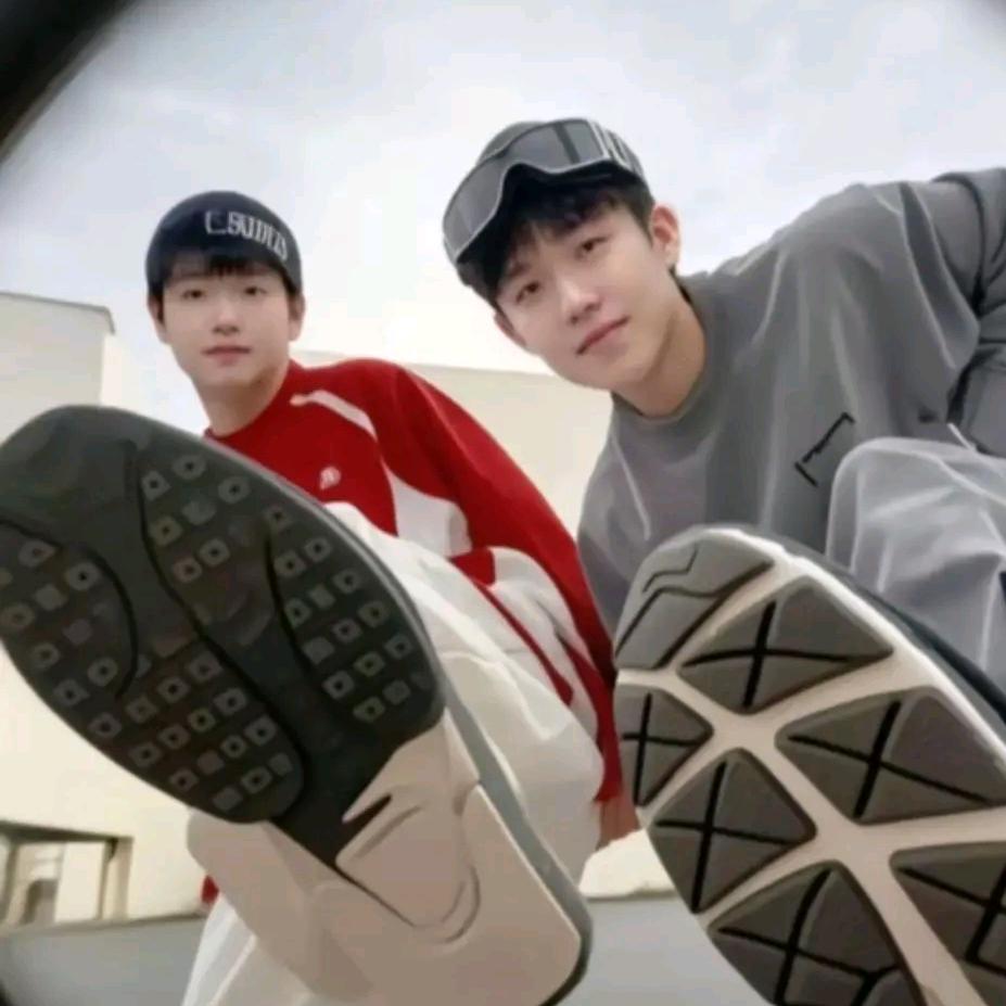 吃冰淇淋的小姑娘