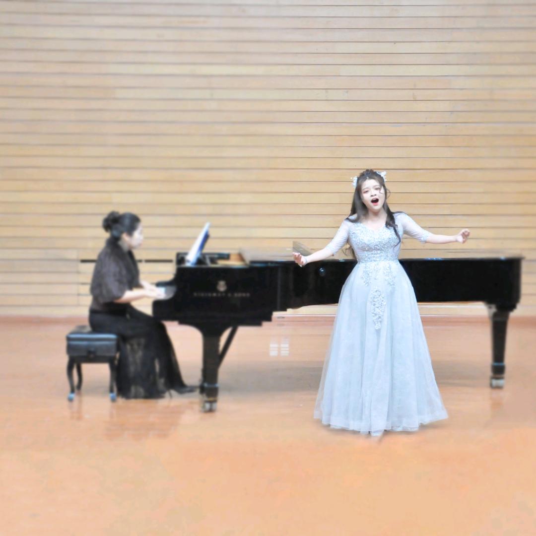 教唱歌的于老师