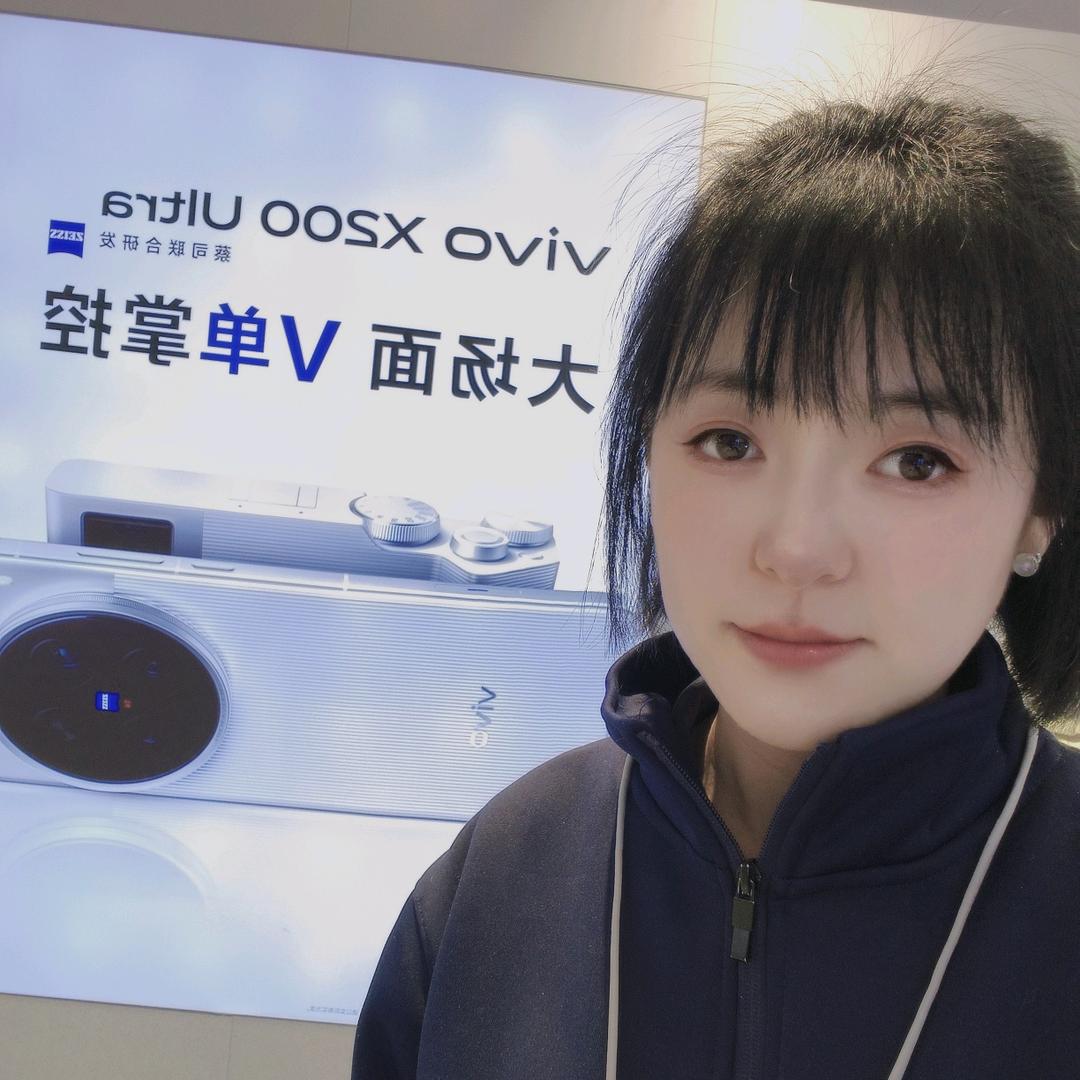 在大悦城vivo体验店的小姜