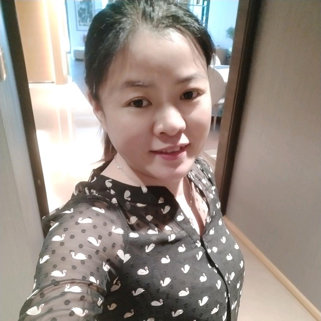 笑而不语。