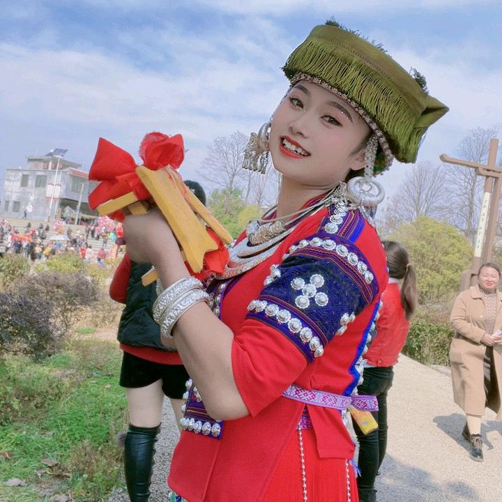 苗家女孩 阿红飞防