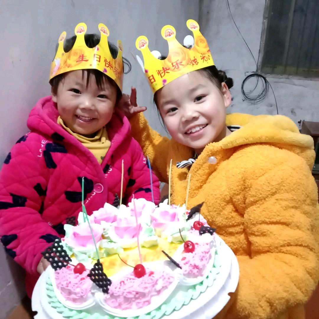 五个孩子的妈妈❤️ (  ⚫︎ー⚫︎，